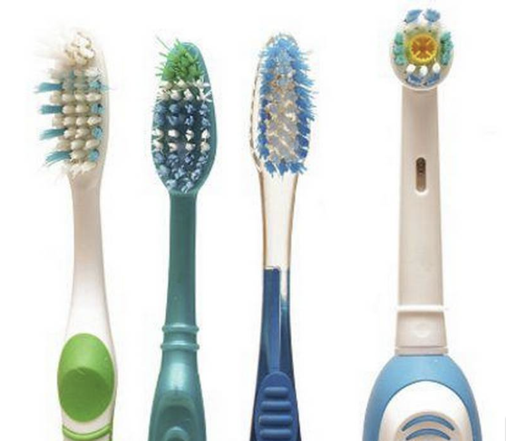 Cepillo De Dientes Eléctrico Y Cepillo Manual Colocados Juntos Sobre Una Superficie De Baño Limpia