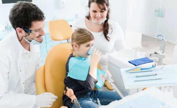 Odontóloga Realizando Una Revisión Dental Preventiva A Un Niño